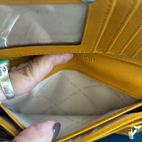 Michael Kors Continental wallet with 5 pockets, 7 card holders and change pocket - Picture 3 of 9